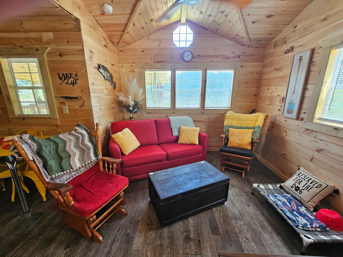 Sunshine Cabin living room